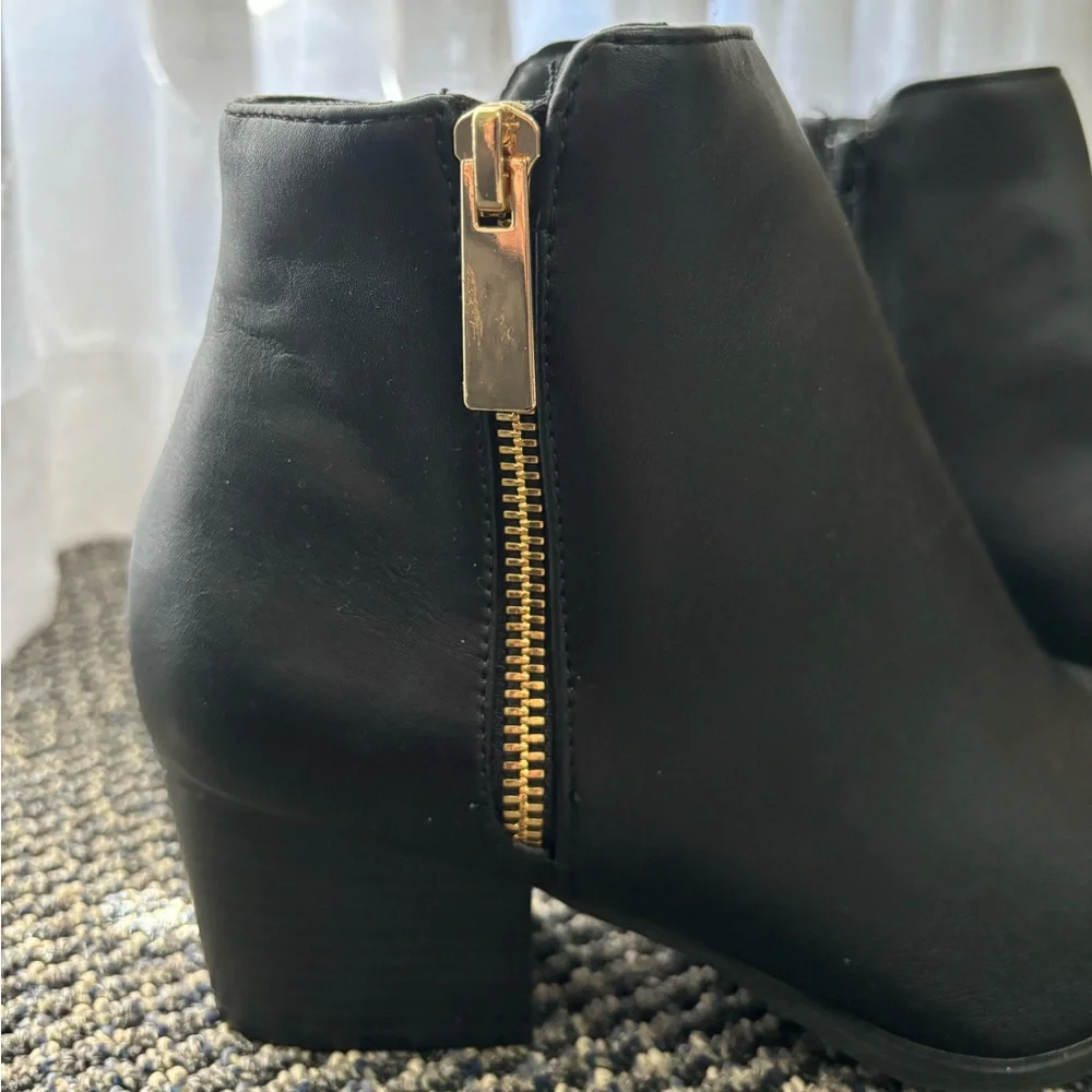 Lulu’s Pointed toe ankle boot - Picture 2 of 5